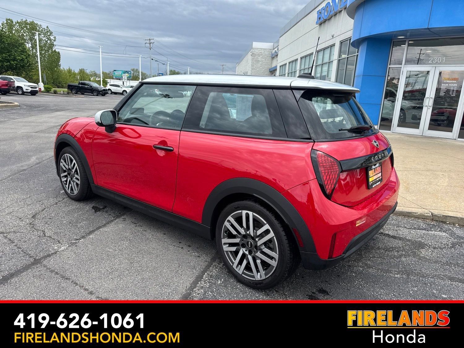 Used 2025 MINI Cooper 2-Door Hardtop FWD image 3