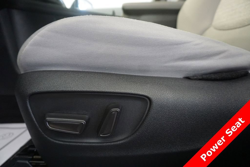 Used 2025 Toyota Sienna LE image 7