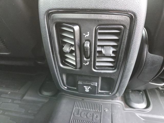 Used 2018 Jeep Grand Cherokee Laredo image 13