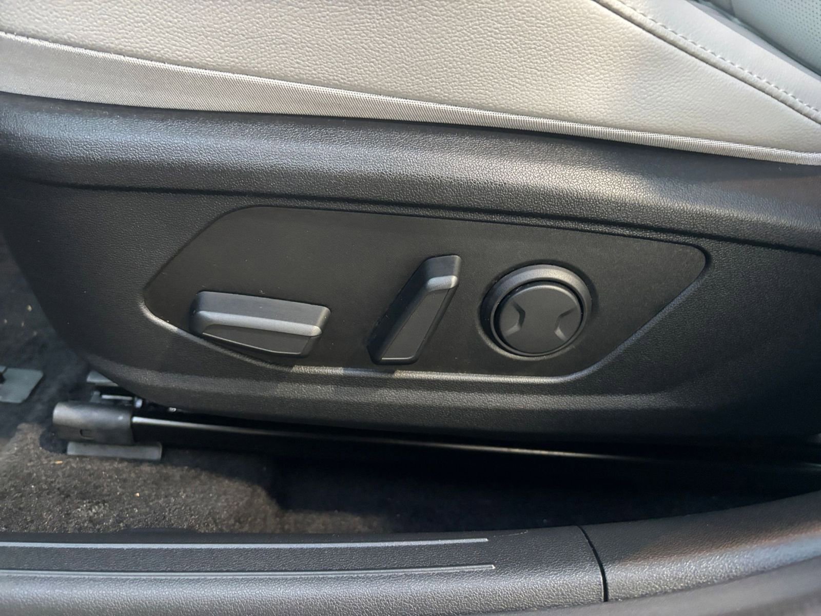 Used 2025 Hyundai Elantra Limited image 23