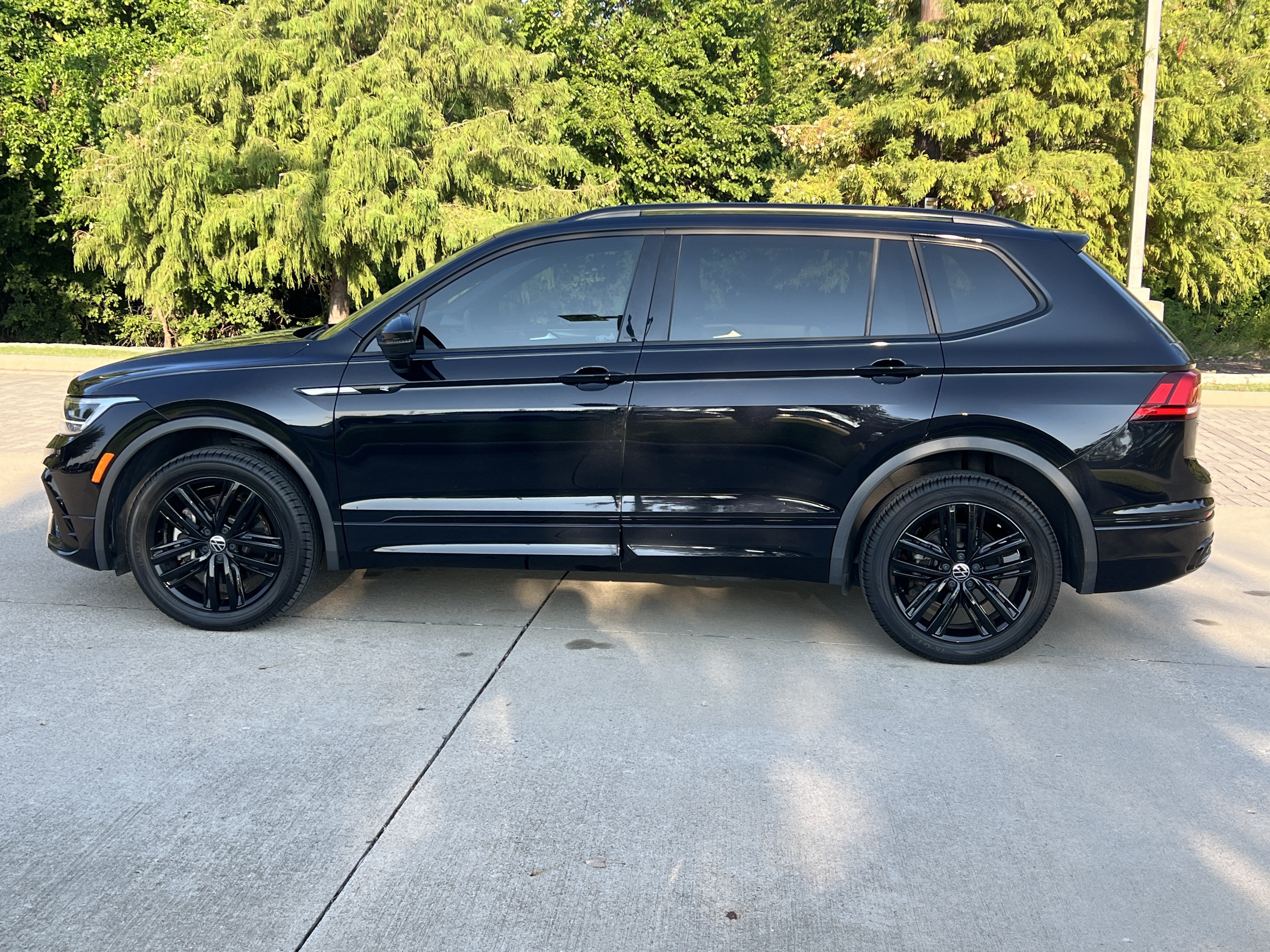 Certified 2022 Volkswagen Tiguan SE R-Line FWD image 6
