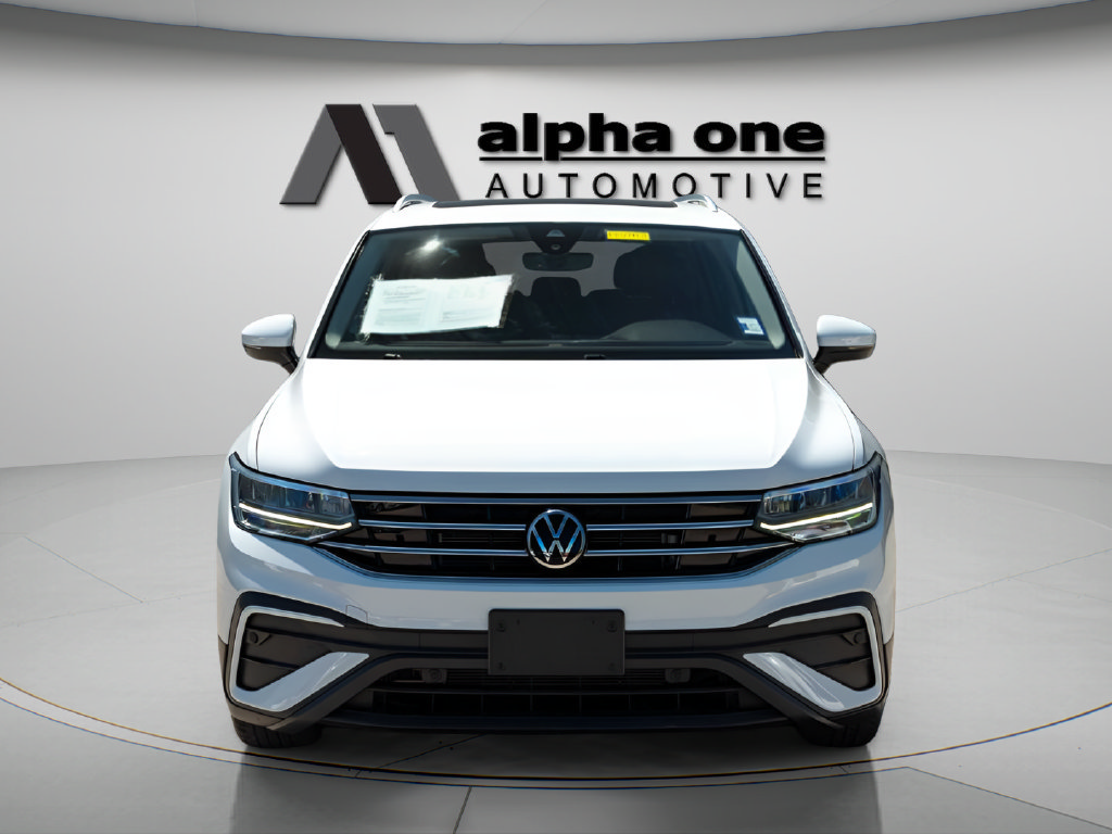 Used 2022 Volkswagen Tiguan SE w/ Panoramic Sunroof Package FWD image 2