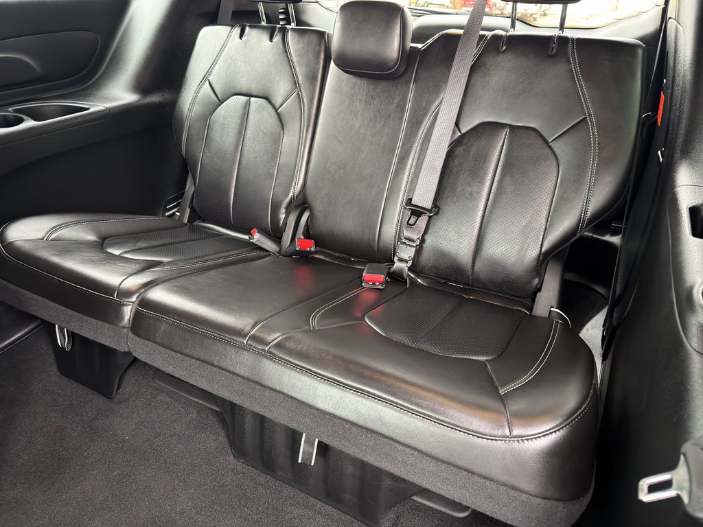 Used 2026 Chrysler Pacifica Select image 11