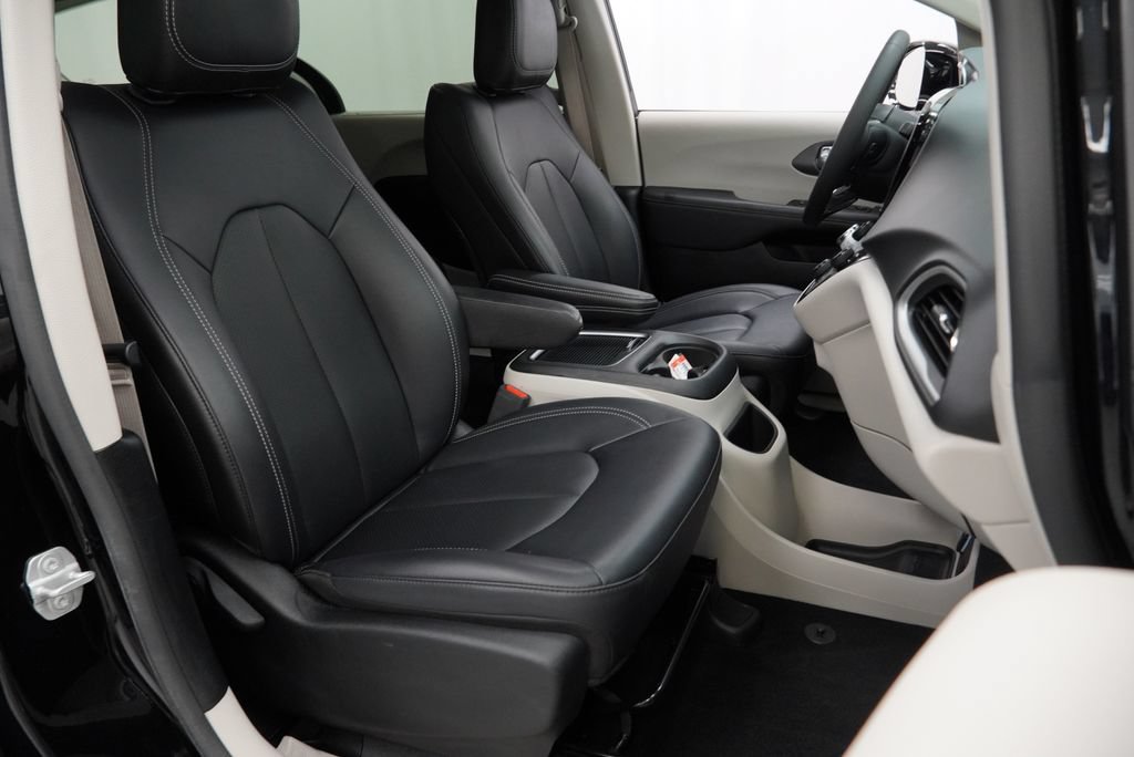 Certified 2024 Chrysler Pacifica Touring-L FWD image 46