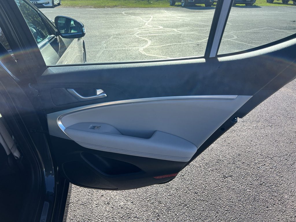 Used 2023 Genesis G70 2.0T image 29