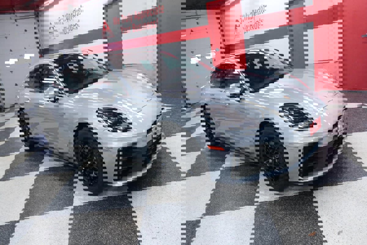 Used 2025 Porsche Panamera image 3