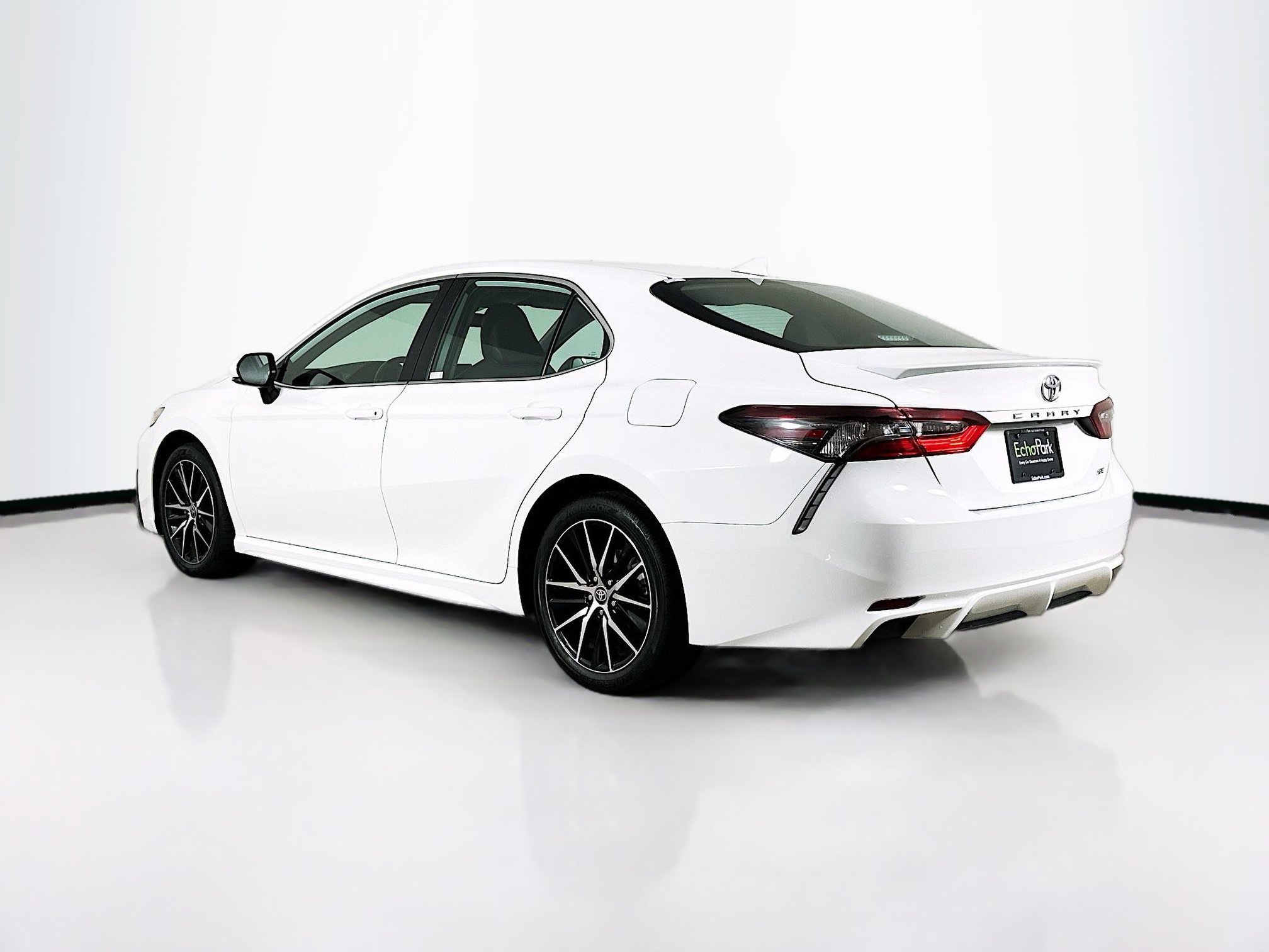 Used 2024 Toyota Camry SE FWD image 5