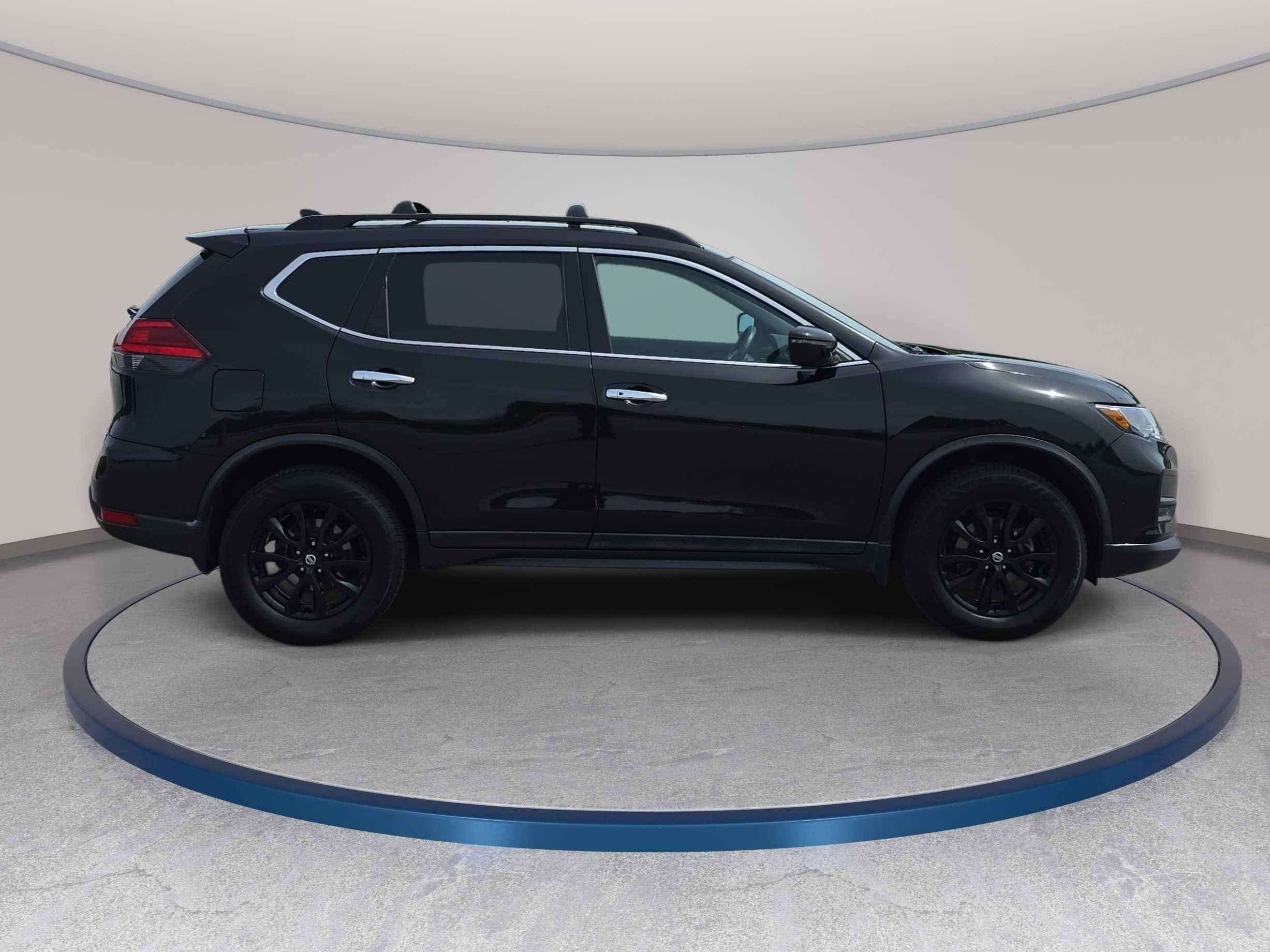 Used 2017 Nissan Rogue SV w/ Midnight Edition image 4