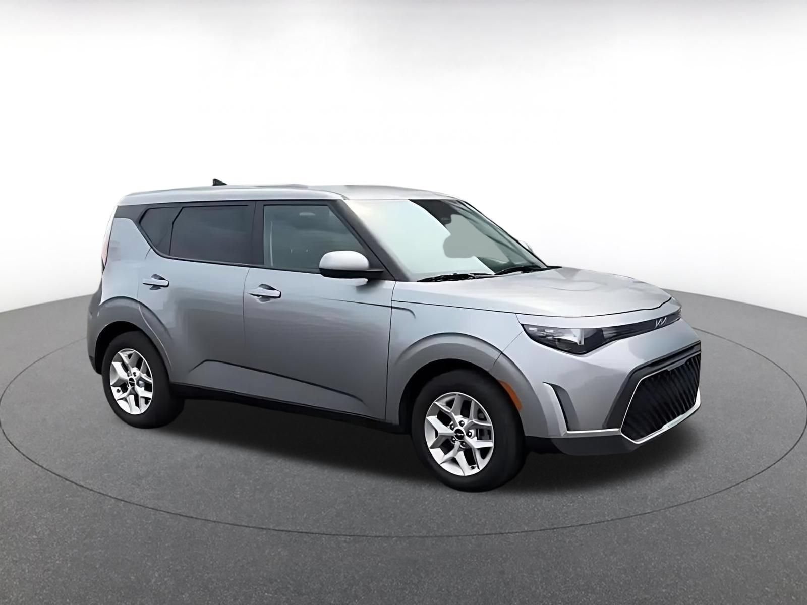 Used 2025 Kia Soul LX w/ LX Technology Package FWD image 2