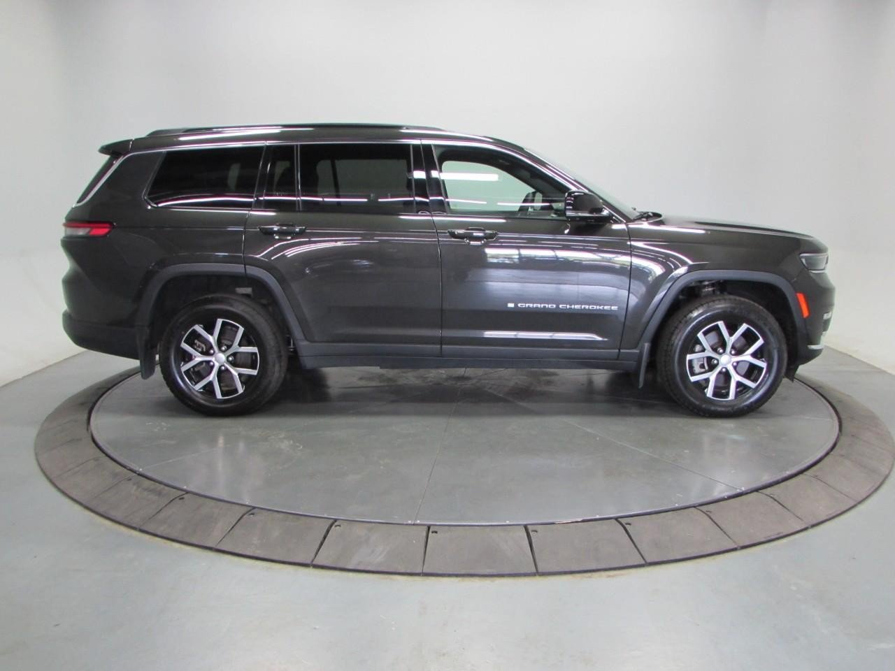 Used 2024 Jeep Grand Cherokee L Limited w/ Luxury Tech Group II AWD/4WD image 8