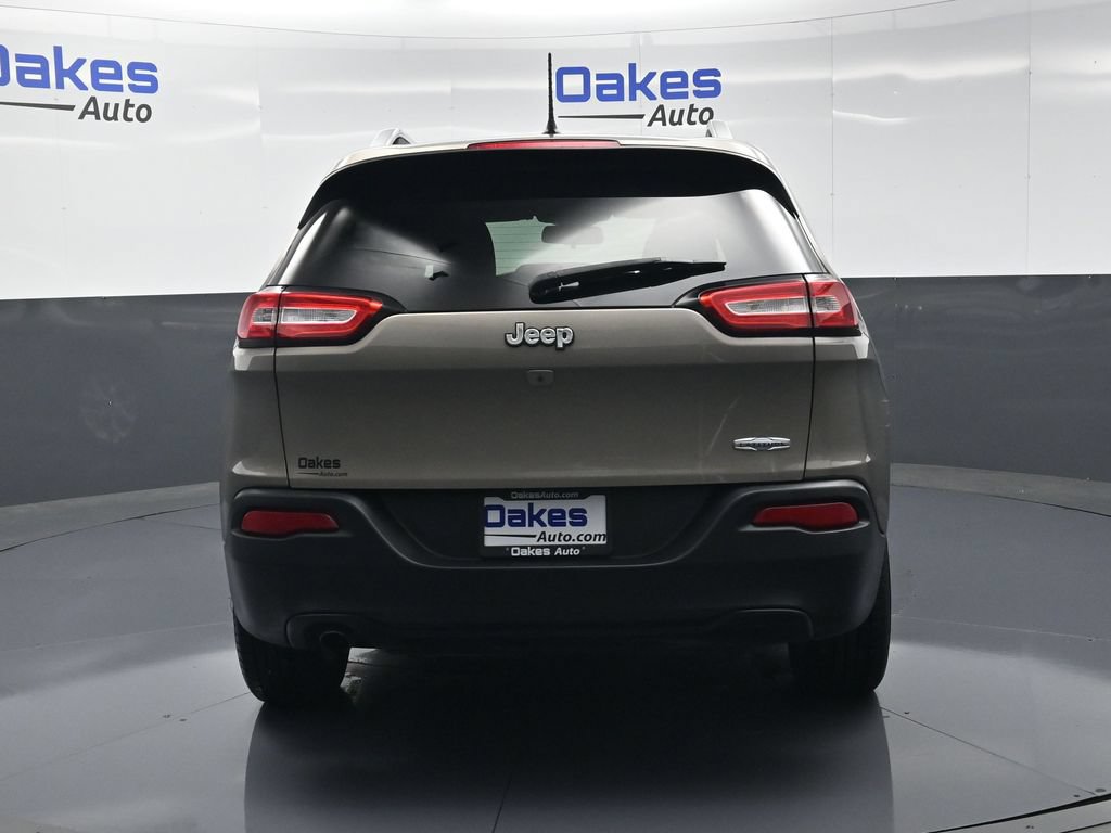 Used 2017 Jeep Cherokee Latitude w/ Cold Weather Group FWD image 6