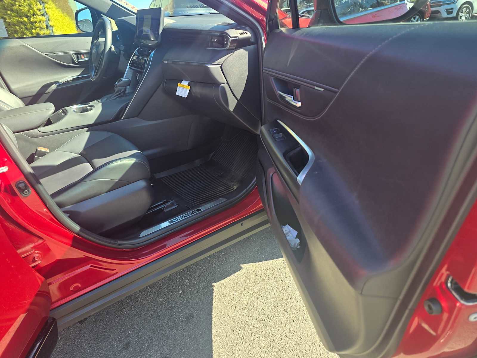 Used 2023 Toyota Venza Nightshade image 10