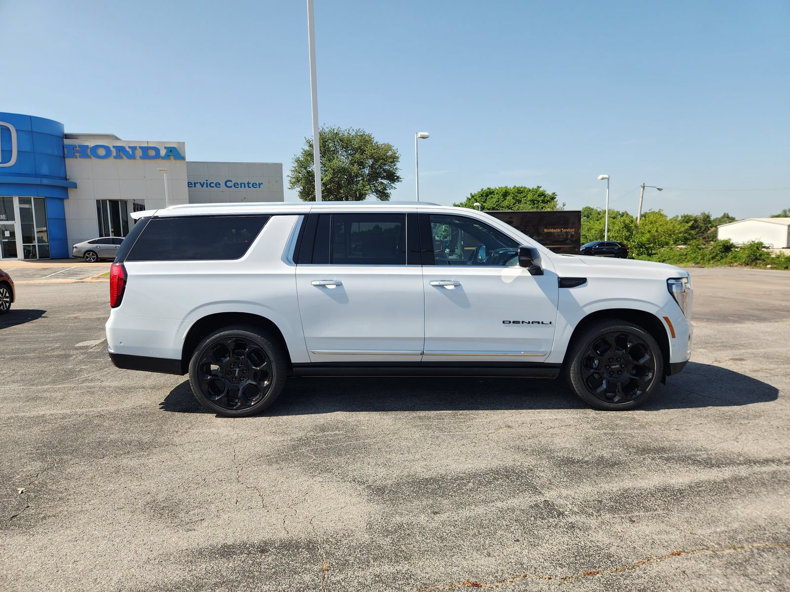 New 2026 GMC Yukon XL Denali w/ Denali Reserve Package AWD/4WD image 7