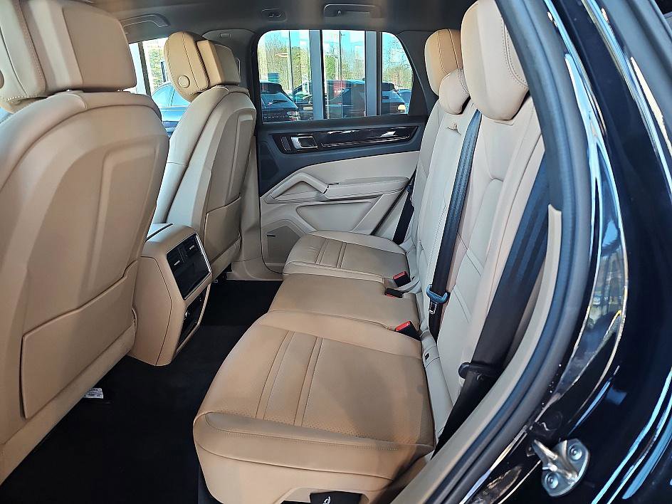 Used 2022 Porsche Cayenne image 30
