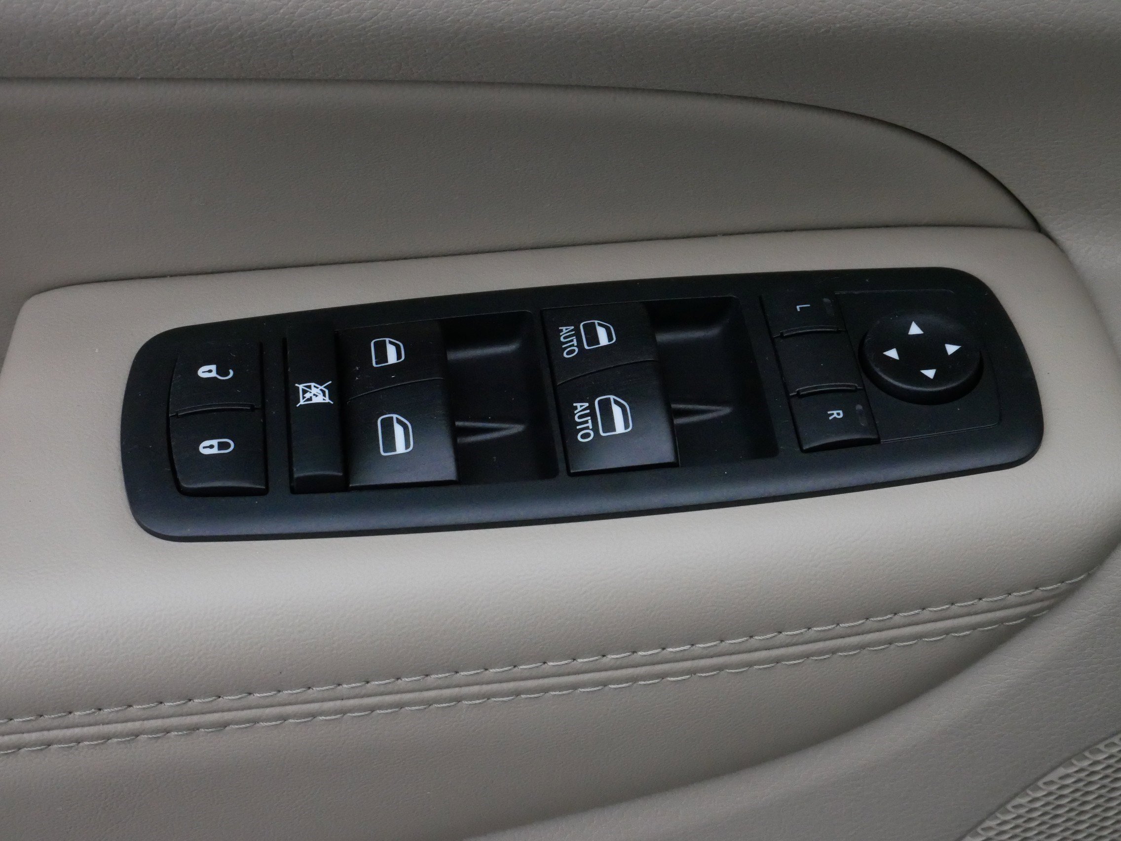 Used 2020 Jeep Grand Cherokee Limited w/ Luxury Group II image 19