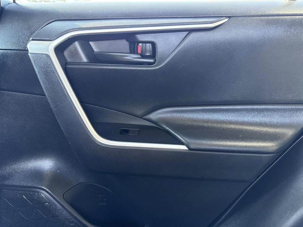 Used 2022 Toyota RAV4 LE image 15