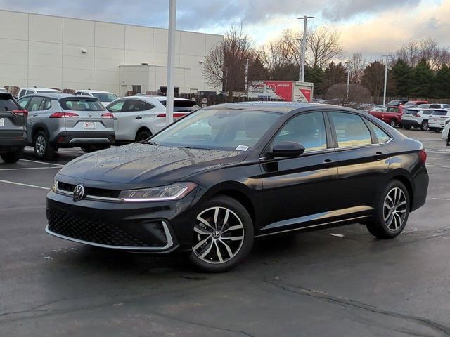 Used 2025 Volkswagen Jetta SE image 2