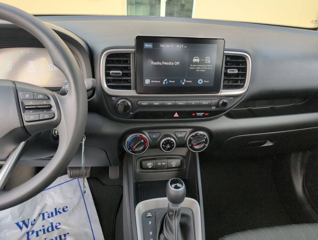 Certified 2025 Hyundai Venue SE image 18