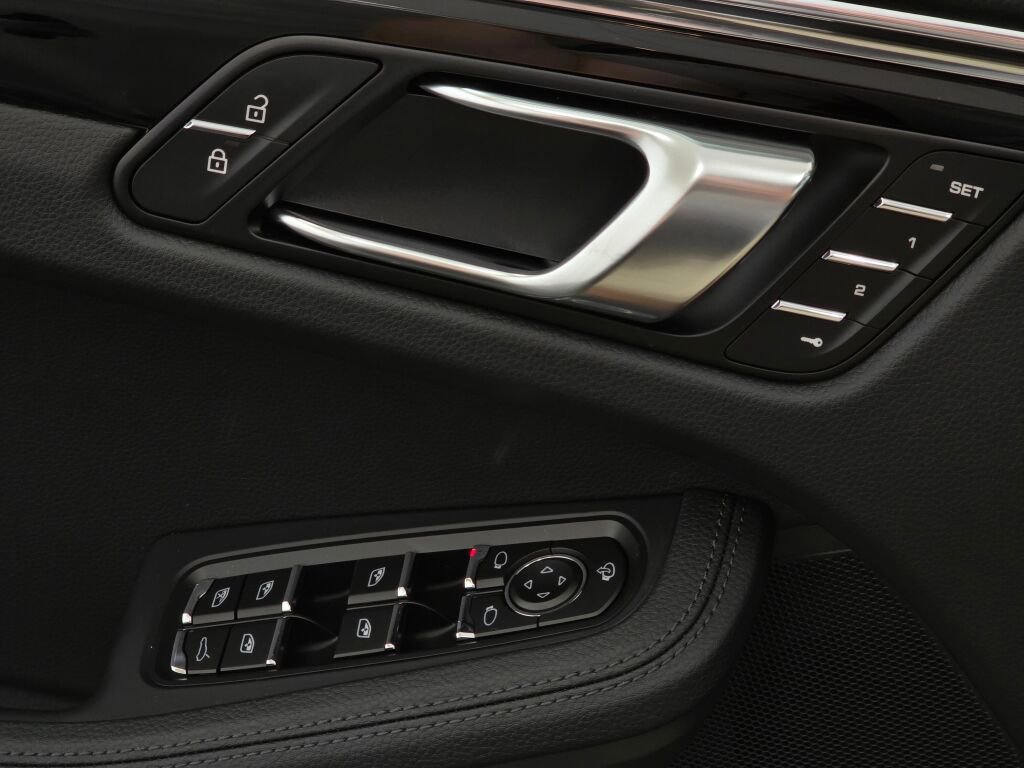 New 2026 Porsche Macan image 26