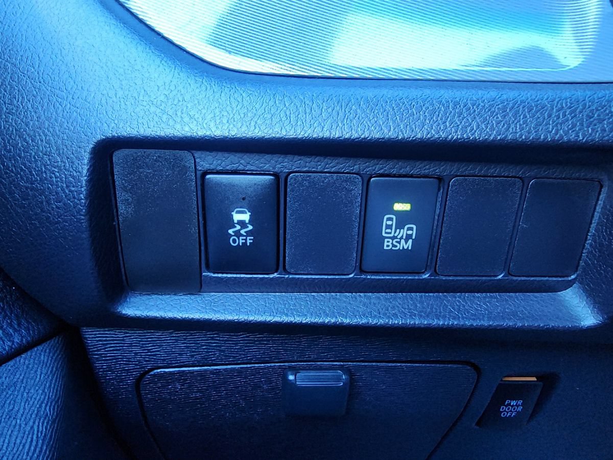 Used 2015 Toyota Sienna SE w/ SE Preferred Package FWD image 22