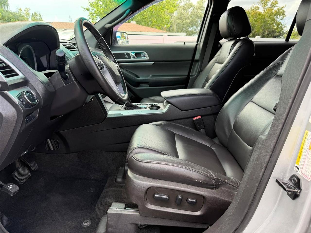 Used 2015 Ford Explorer XLT w/ Equipment Group 202B FWD image 22