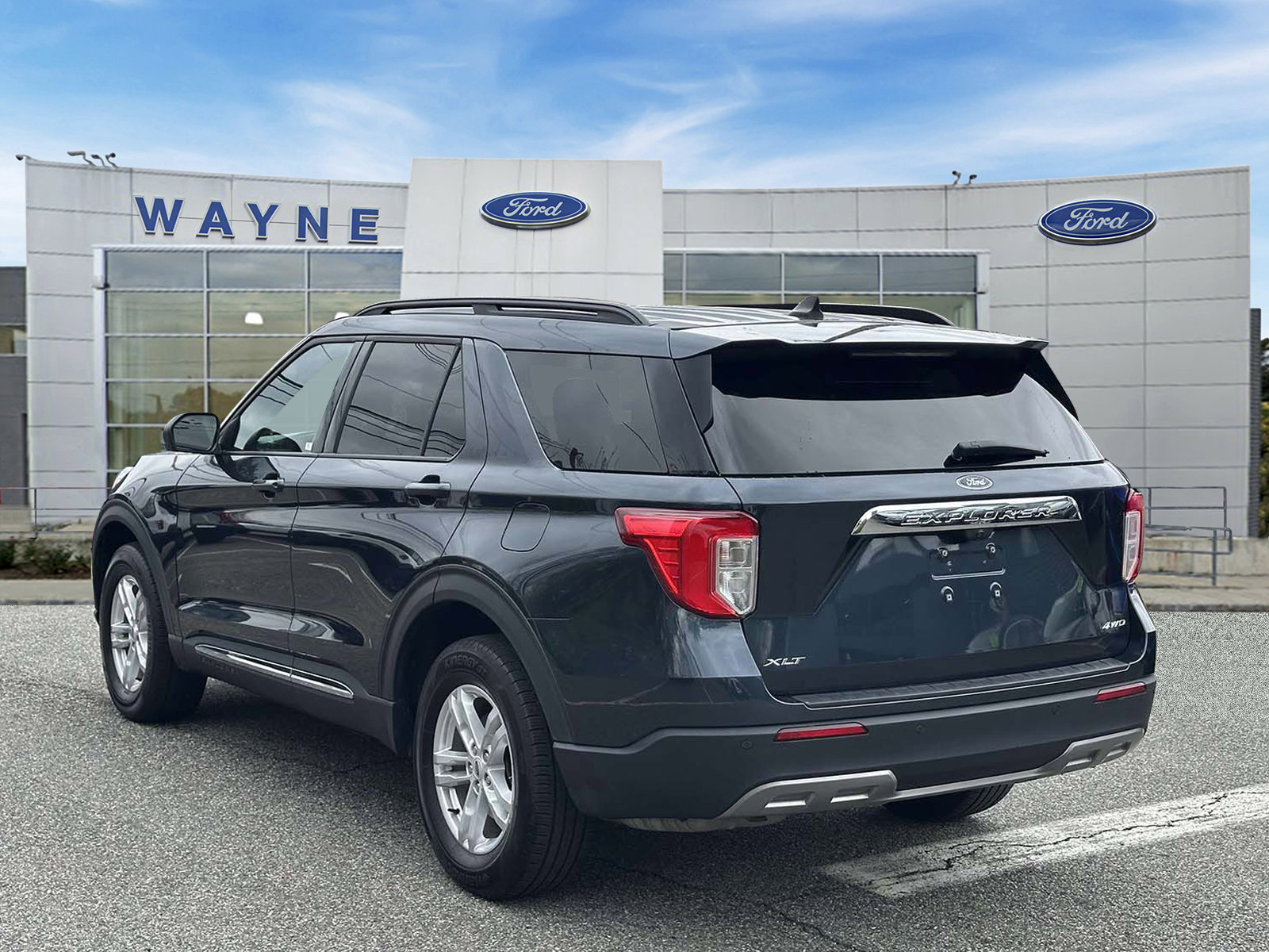 Certified 2022 Ford Explorer XLT w/ Equipment Group 202A AWD/4WD image 4
