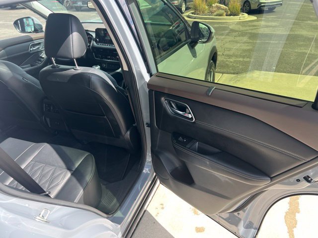 Used 2023 Nissan Rogue Platinum AWD/4WD image 27