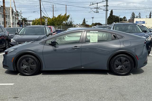 Used 2025 Toyota Prius LE FWD image 6