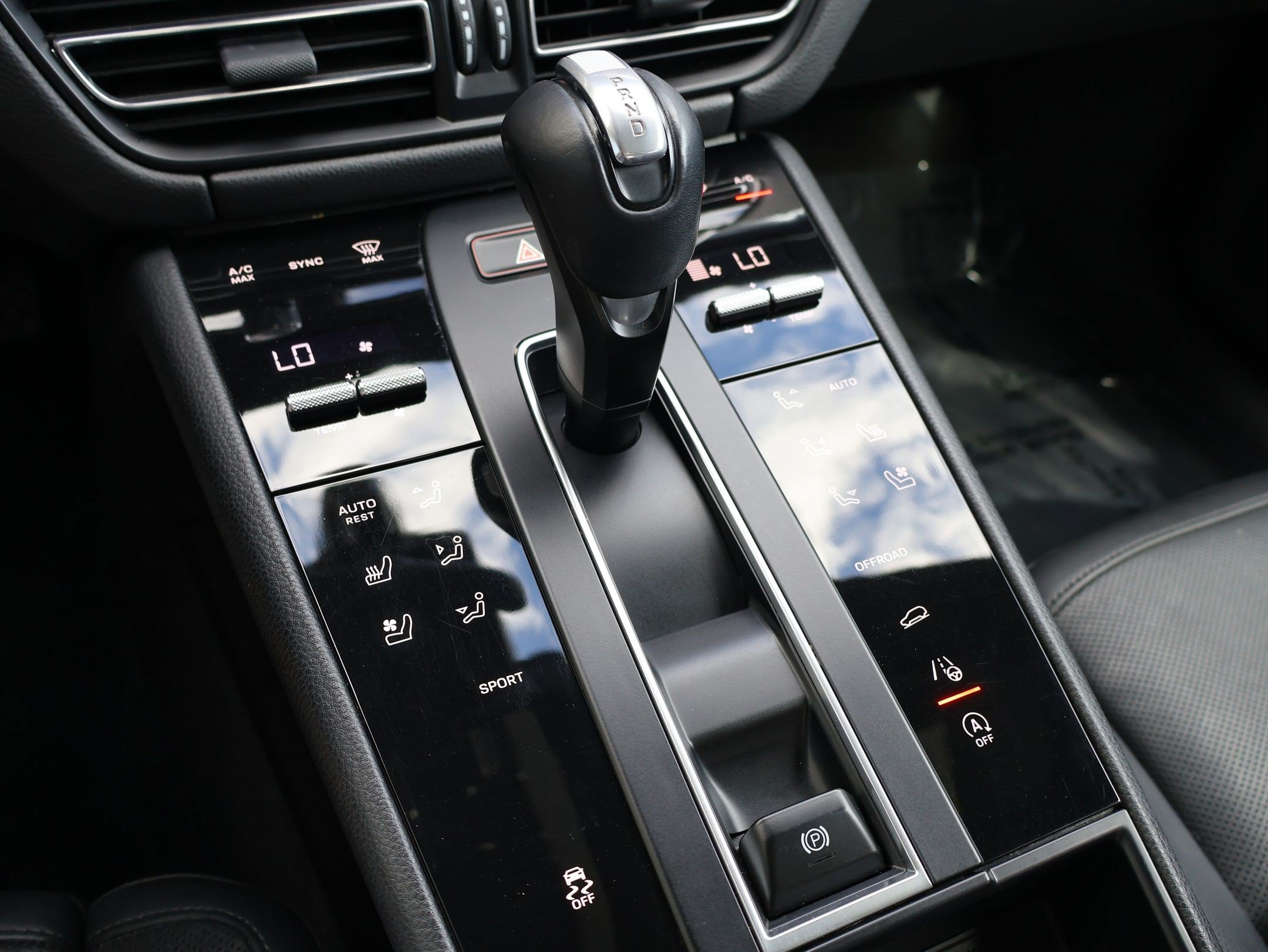 Used 2023 Porsche Macan AWD/4WD image 27