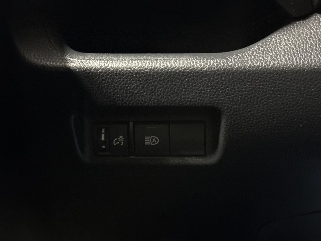 Used 2020 Toyota RAV4 LE AWD/4WD image 18