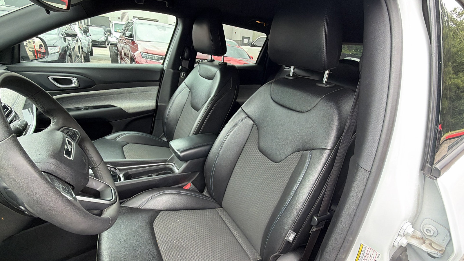 Used 2024 Jeep Compass Latitude AWD/4WD image 17