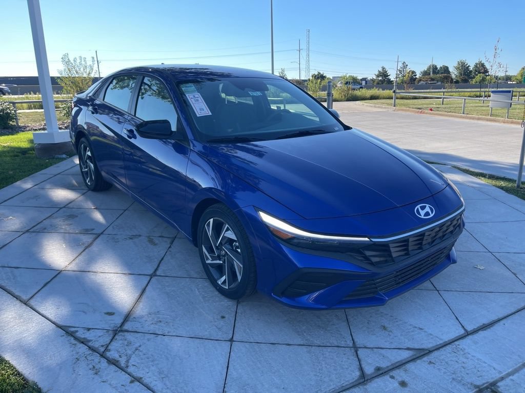 Used 2025 Hyundai Elantra Sport FWD image 2