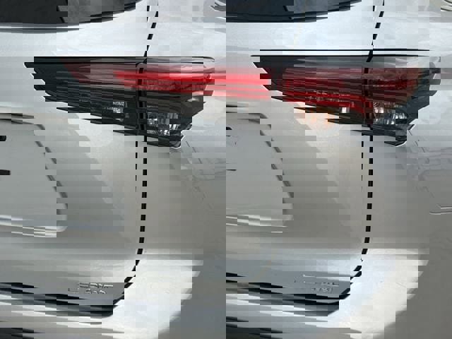 Used 2024 Toyota Highlander LE AWD/4WD image 7