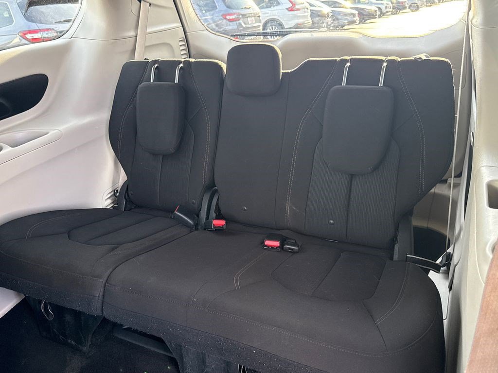 Used 2017 Chrysler Pacifica LX image 17