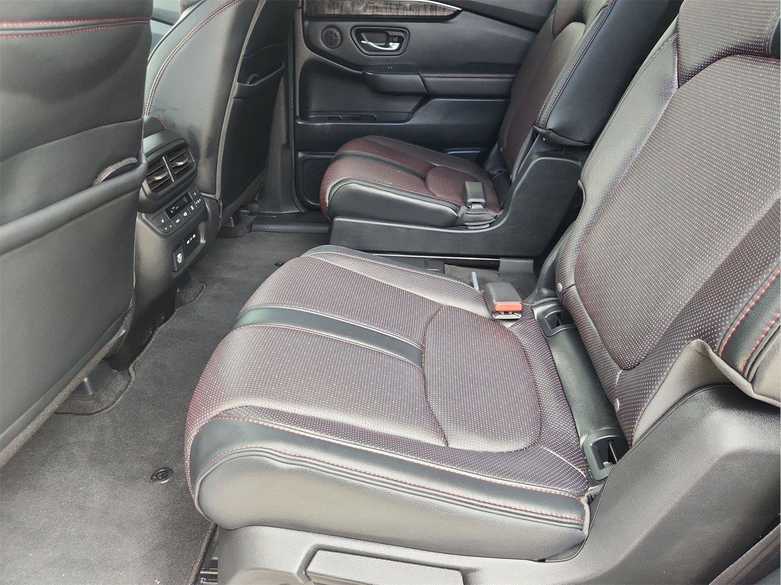 Used 2025 Honda Pilot Black Edition image 25