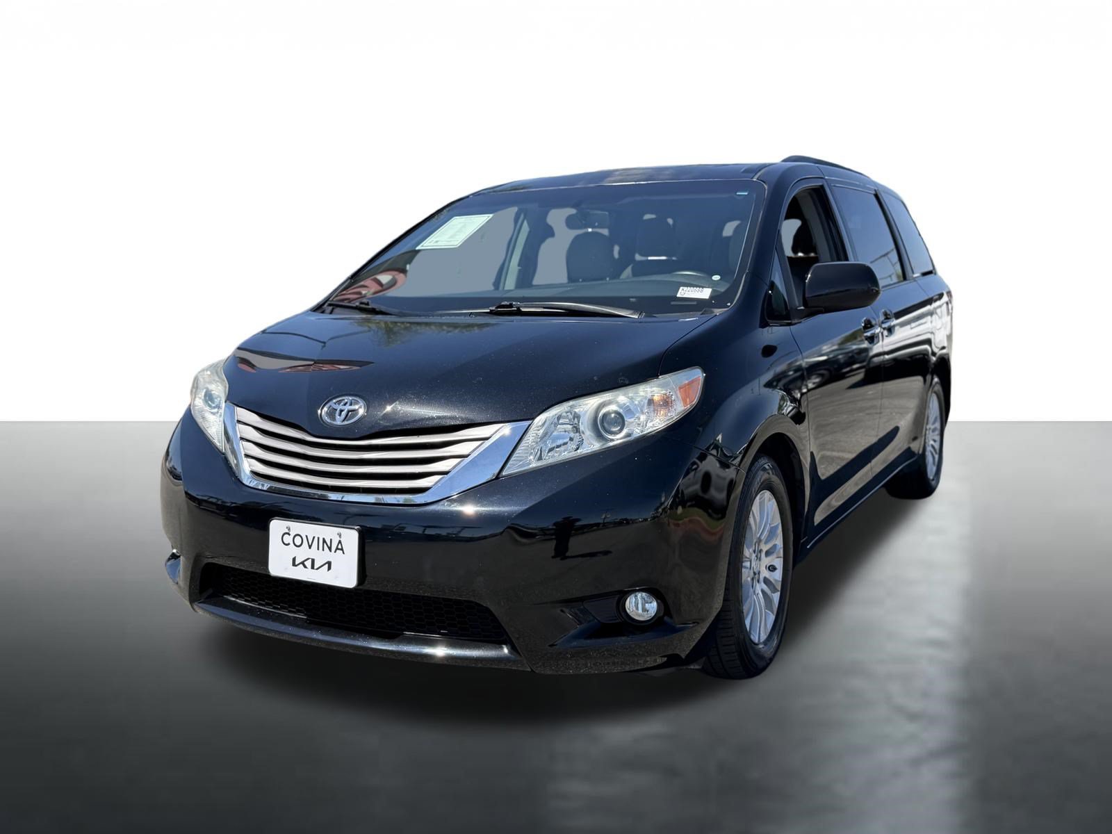 Used 2017 Toyota Sienna XLE w/ XLE Navigation Package FWD image 4