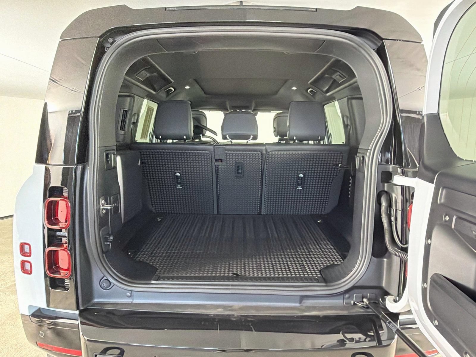 Used 2023 Land Rover Defender 110 X-Dynamic SE AWD/4WD image 26