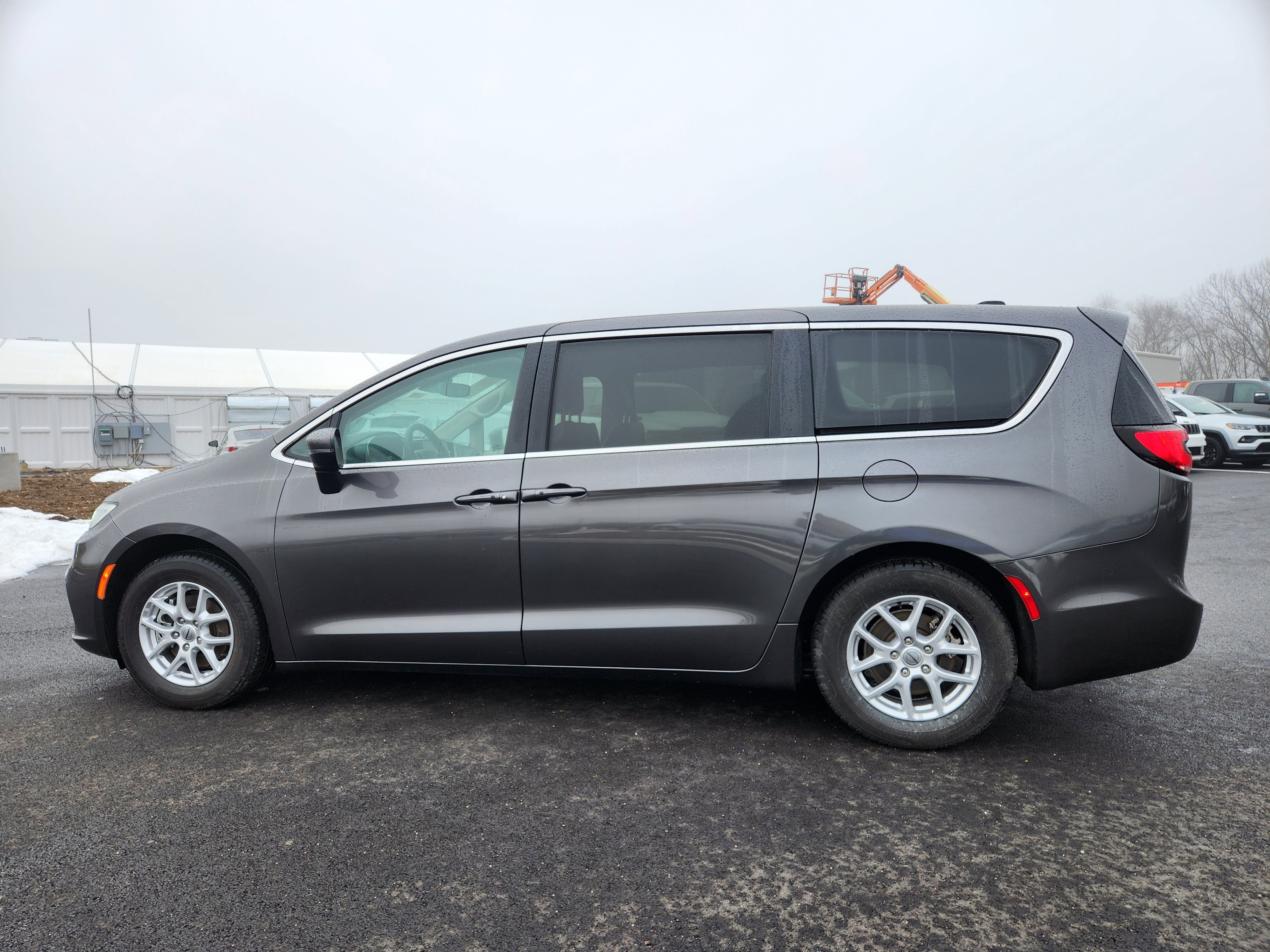Used 2023 Chrysler Pacifica Touring-L image 16