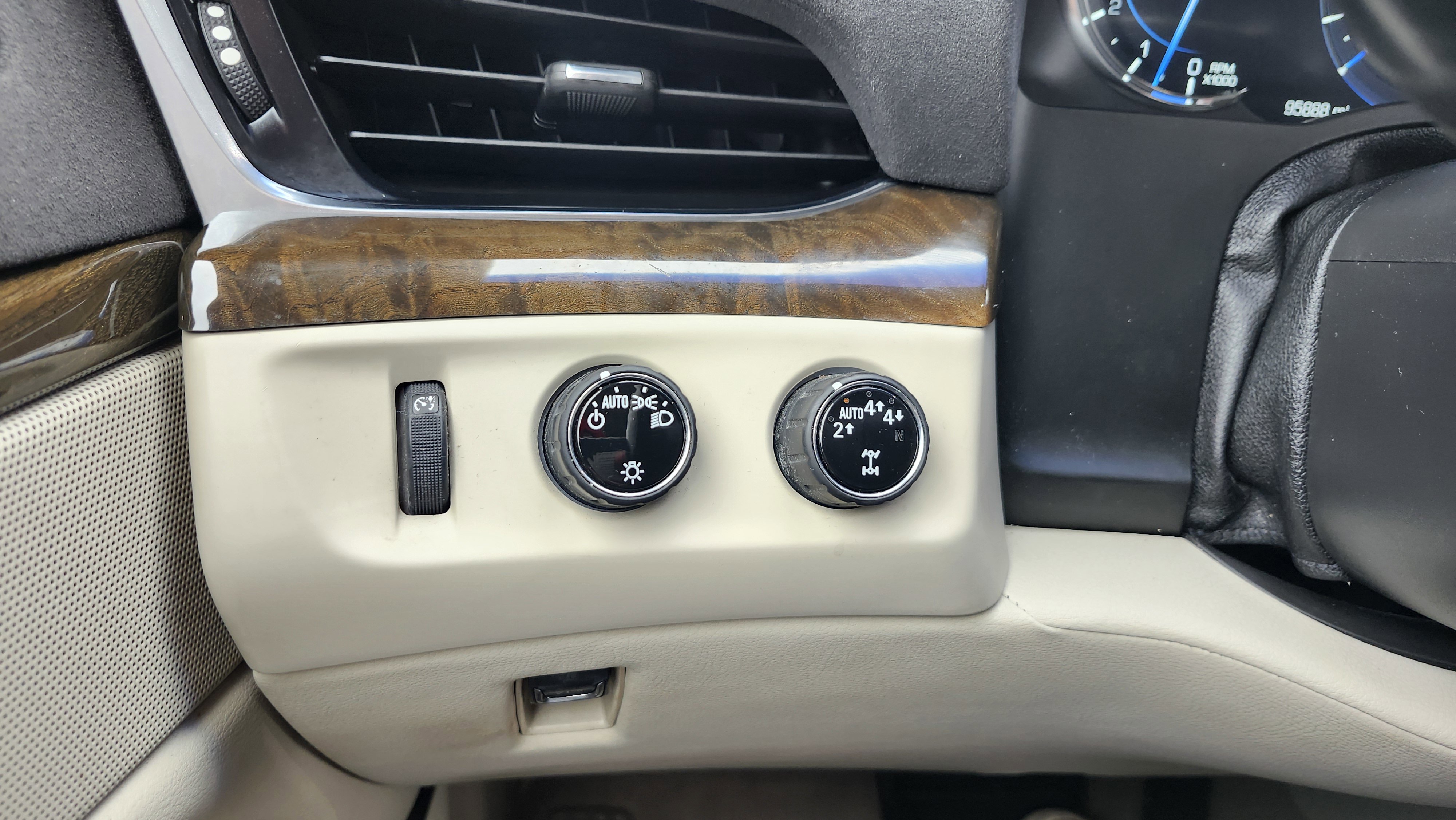 Used 2018 Cadillac Escalade ESV Premium Luxury image 13