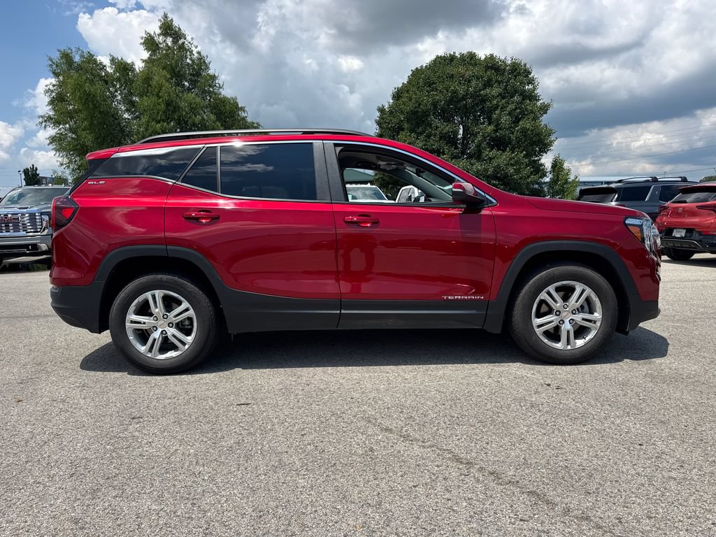 Used 2024 GMC Terrain SLE w/ Driver Convenience Package FWD image 8
