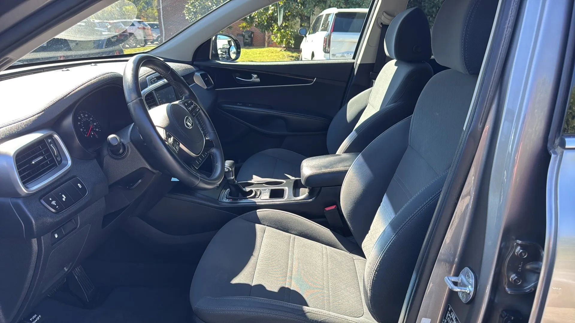 Used 2019 Kia Sorento LX w/ LX Convenience Package image 10
