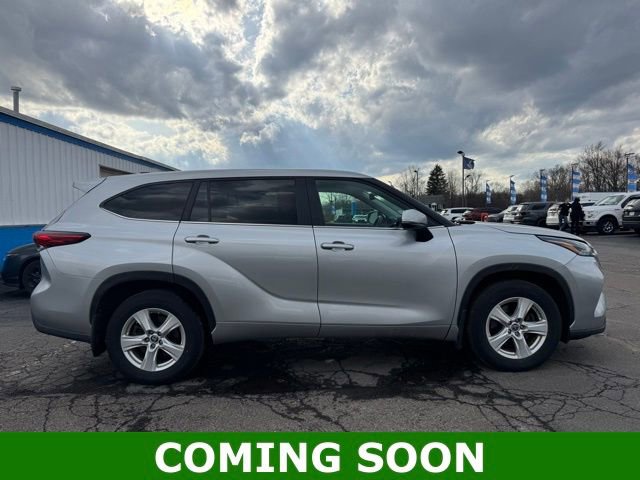 Used 2023 Toyota Highlander LE image 1