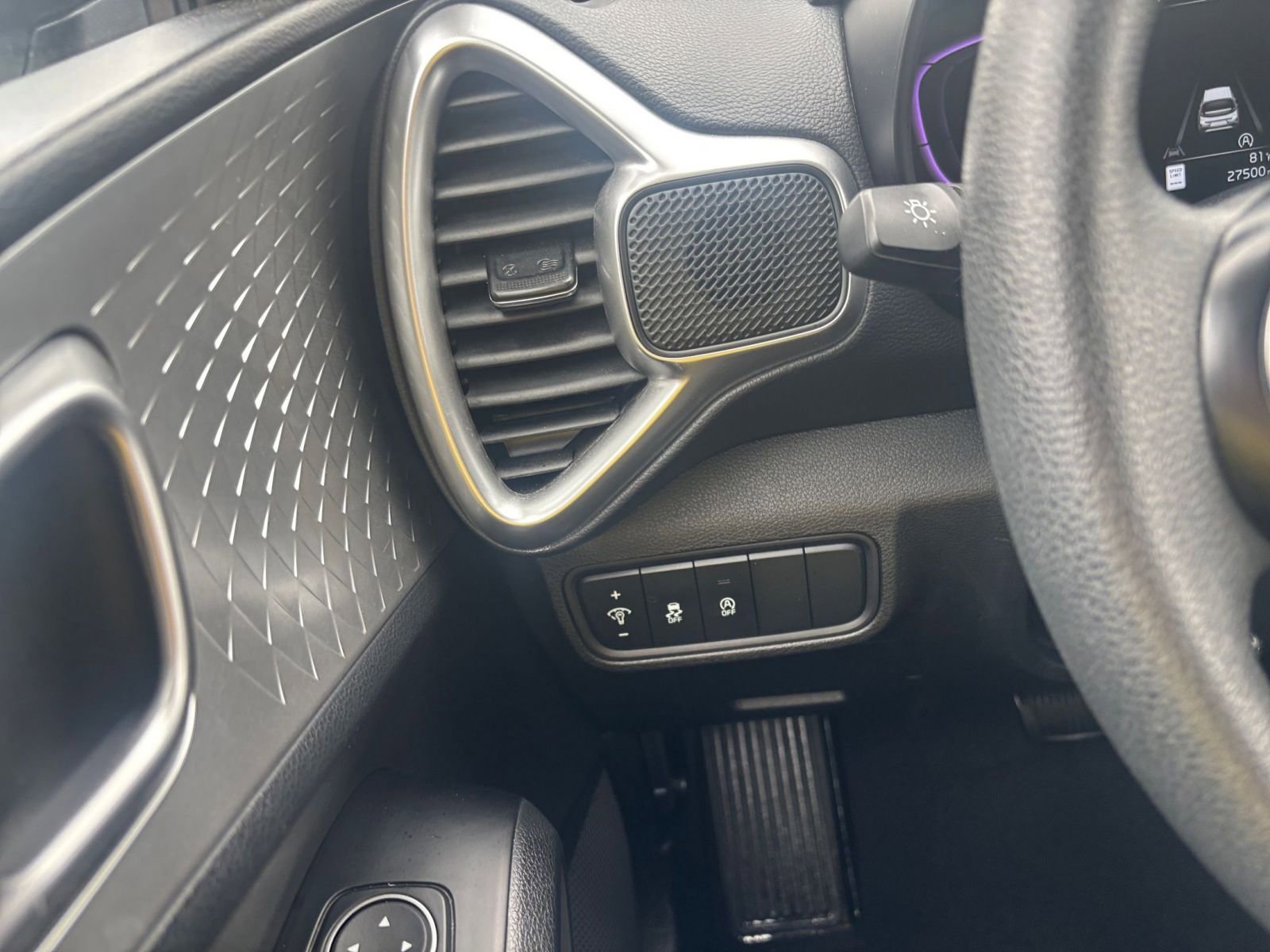 Used 2025 Kia Soul LX w/ LX Technology Package FWD image 32
