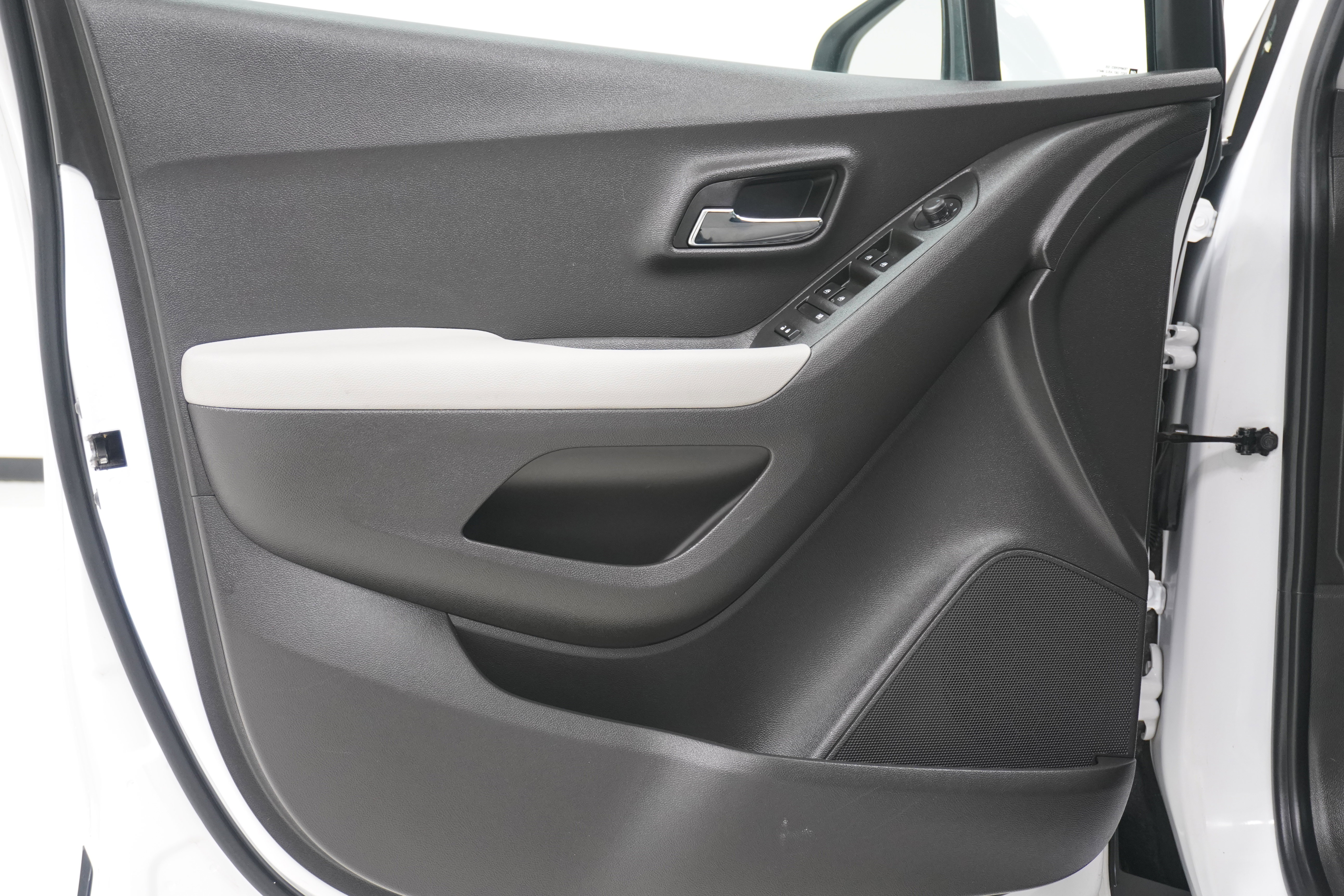 Used 2020 Chevrolet Trax LT w/ LT Convenience Package image 13