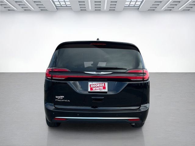 Used 2025 Chrysler Pacifica Select FWD image 5