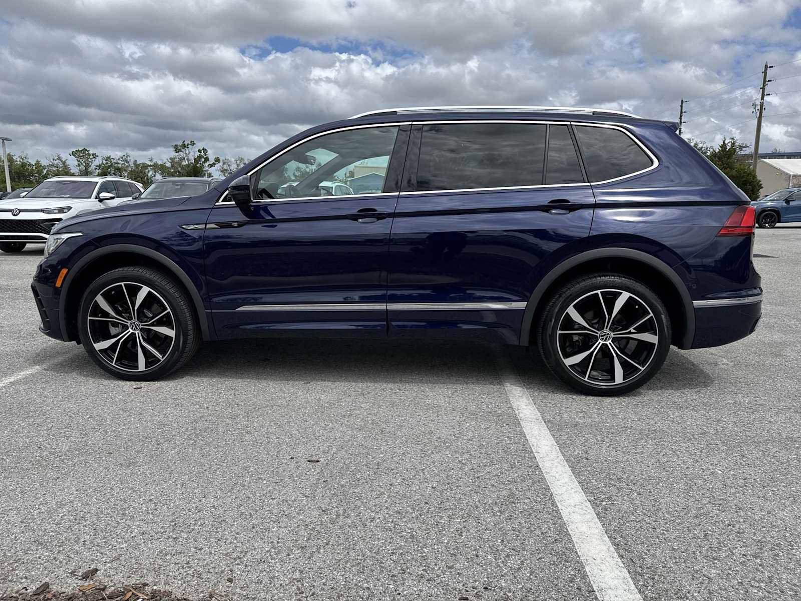 Used 2024 Volkswagen Tiguan SEL R-Line AWD/4WD image 4
