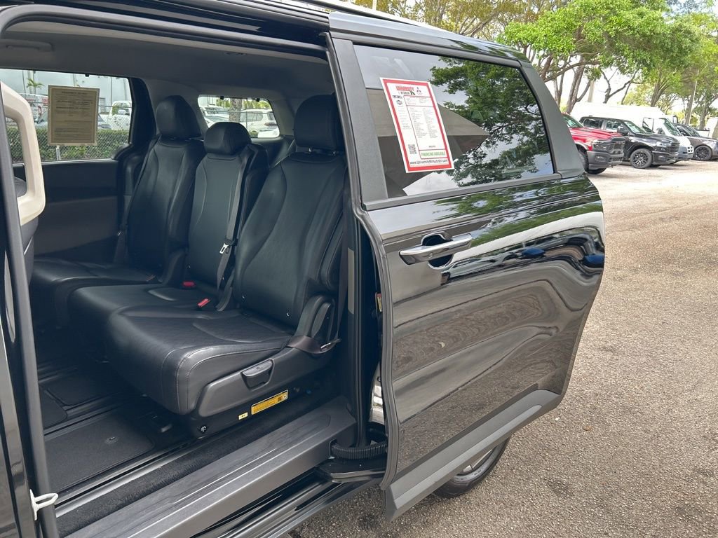 Used 2025 Kia Carnival EX image 50