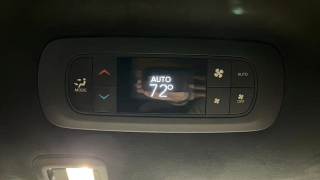Used 2023 Chrysler Pacifica Pinnacle FWD image 39