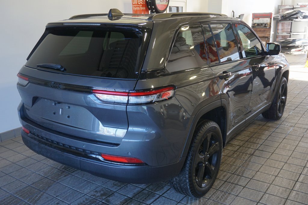 Used 2024 Jeep Grand Cherokee Altitude image 17