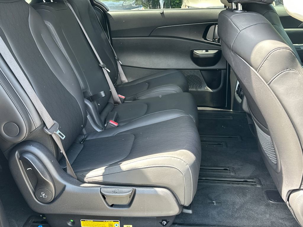 Certified 2025 Kia Carnival SX w/ SX Dark Edition Package FWD image 15